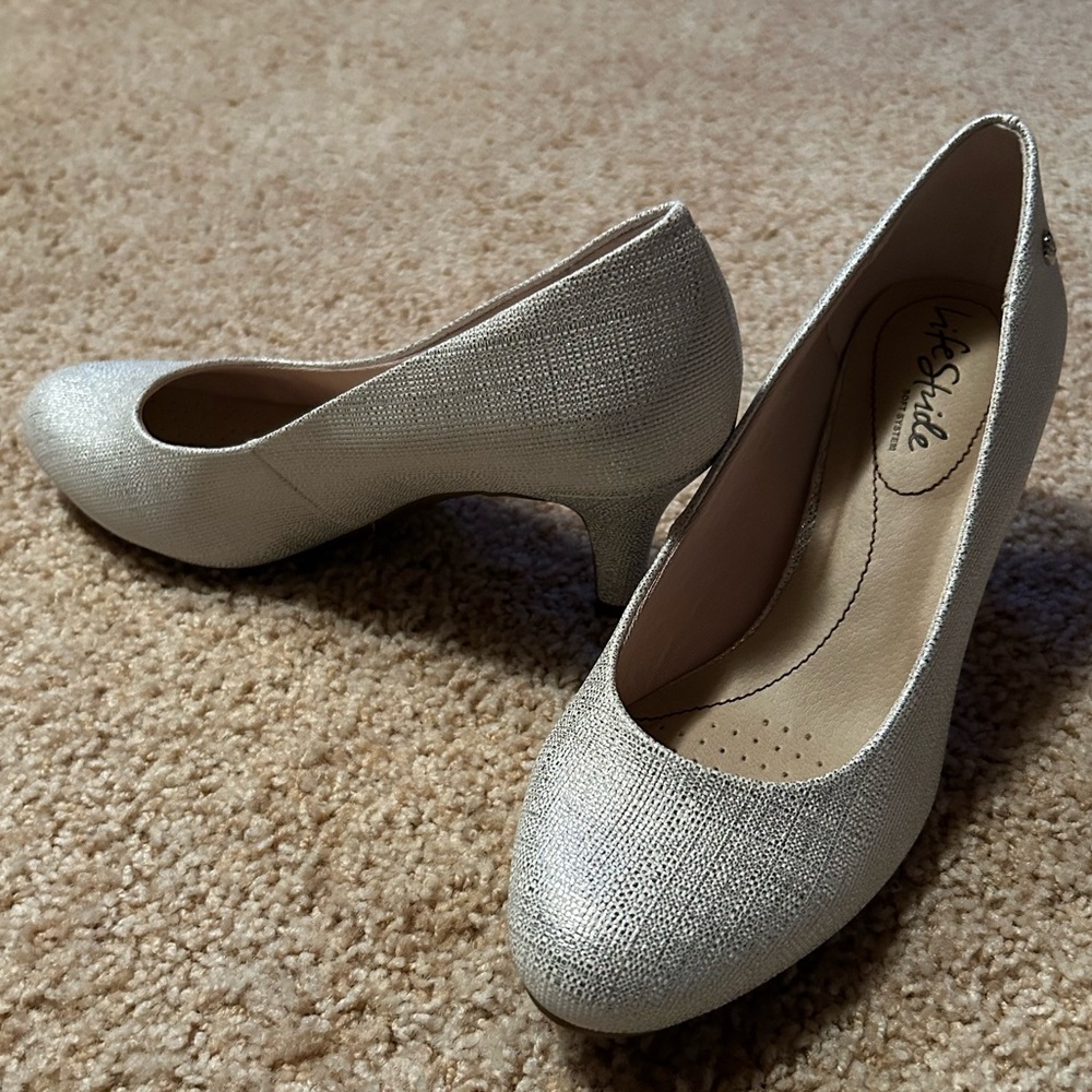 Life Stride Women’s Parigi Pump Size 6.5 in Silver Glimmer